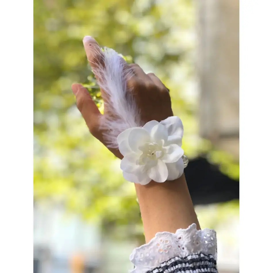 Bride to be Gelin Bilekliği Tüy ve İnci Boncuk Beyaz Renkli Bekarlığa Veda Partisi Bilekliği 10 Adet Bride to be Gelin Bilekliği Tüy ve İnci Boncuk Beyaz Renkli Bekarlığa Veda Partisi Bilekliği 10 Adet