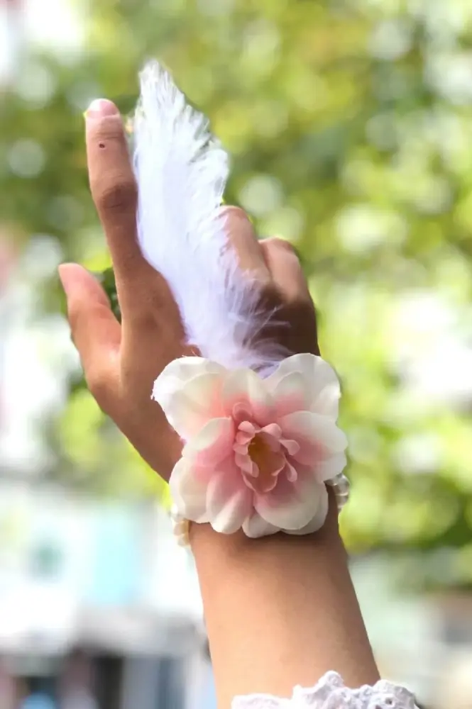 Bride to be Gelin Bilekliği Tüy ve İnci Boncuk Somon Renkli Bekarlığa Veda Partisi Bilekliği 10 Adet Bride to be Gelin Bilekliği Tüy ve İnci Boncuk Somon Renkli Bekarlığa Veda Partisi Bilekliği 10 Adet
