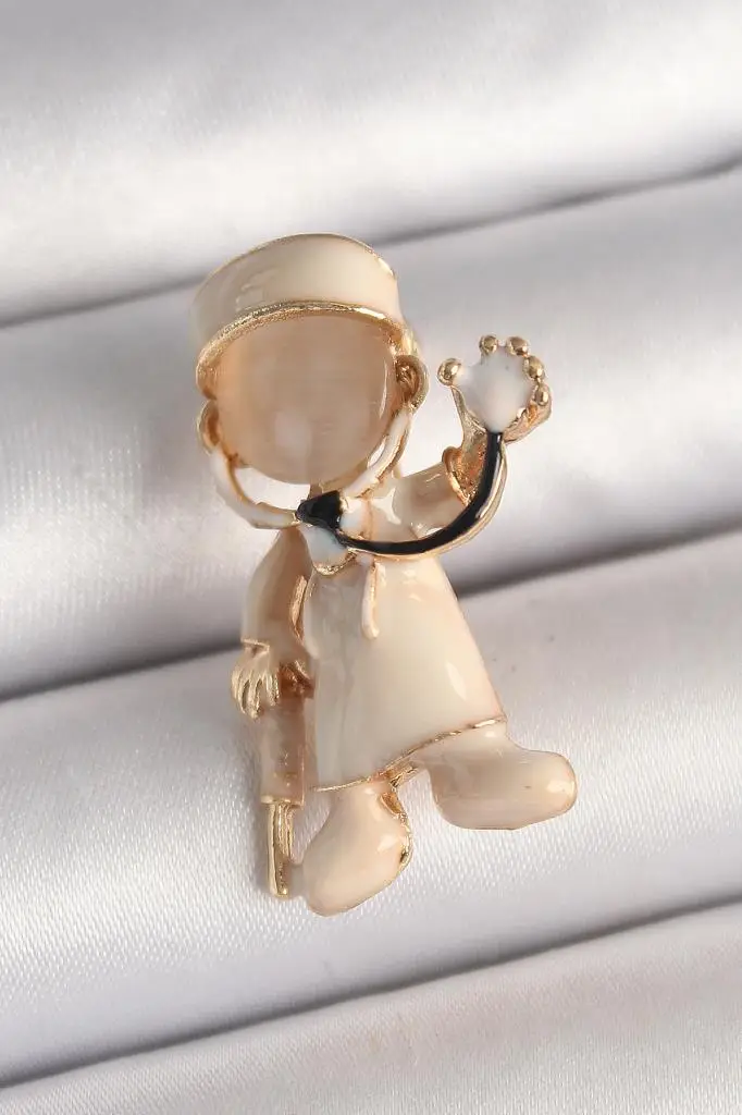 Pirinç Gold Renk Beyaz Mineli Doktor Model Kadın Broş - TJ-BR428 Pirinç Gold Renk Beyaz Mineli Doktor Model Kadın Broş - TJ-BR428