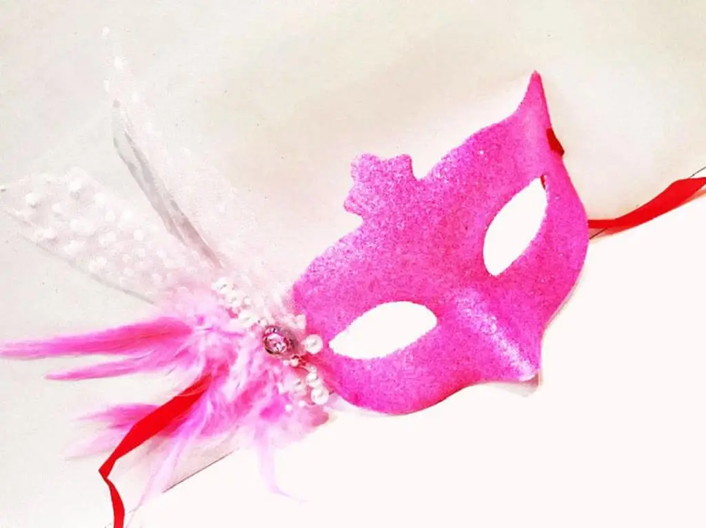 Sim İşlemeli İnci Boncuk Detaylı Tüylü Balo Maskesi Pembe Renk 13x18 cm Sim İşlemeli İnci Boncuk Detaylı Tüylü Balo Maskesi Pembe Renk 13x18 cm